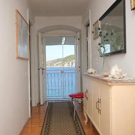 And By The Sea Komiza, Vis - 2431 Гостевой дом