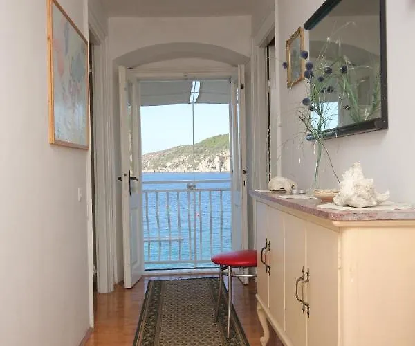 And By The Sea Komiza, Vis - 2431 بيت ضيافة