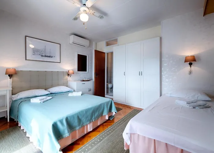 And By The Sea Komiza, Vis - 2431 بيت ضيافة